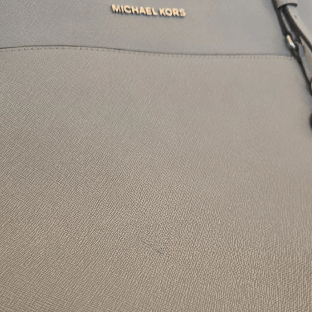 🩶 Michael Kors Light Gray Voyager Large Tote Silver Hardware - Picture 16 of 16